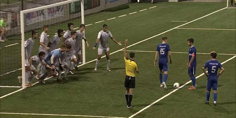 Giải Thích Đá Phạt Gián Tiếp Trong Bóng Đá: Luật FIFA 2024 3 Đá phạt gián tiếp trong vòng cấm